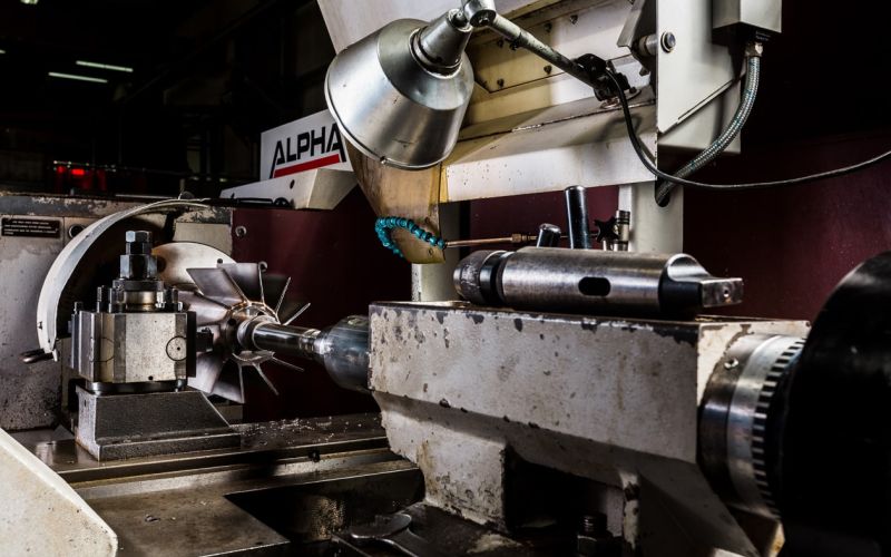 Pumpenservice Mitarbeiter am Werkstueck